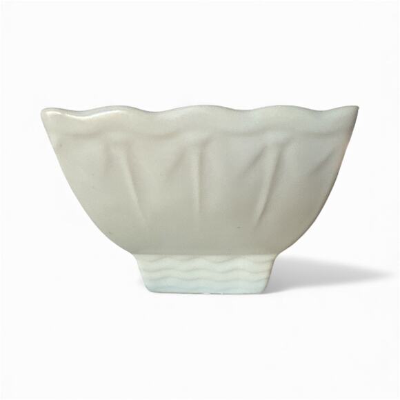 Vintage McCoy USA Pottery Cream White Planter 7"x4.5"x3" Mid Century - Picture 2 of 6